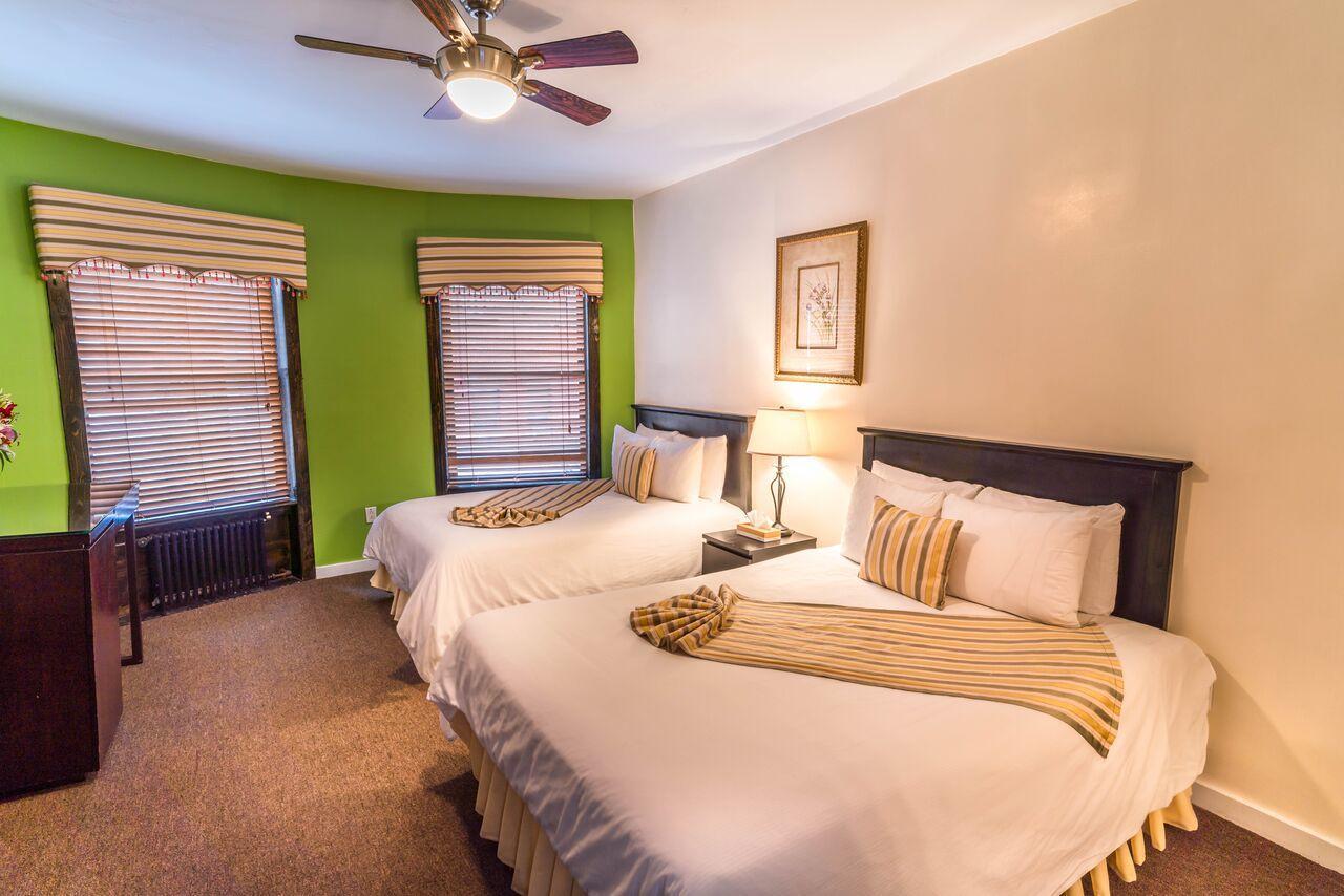 Royal Park Hostal *