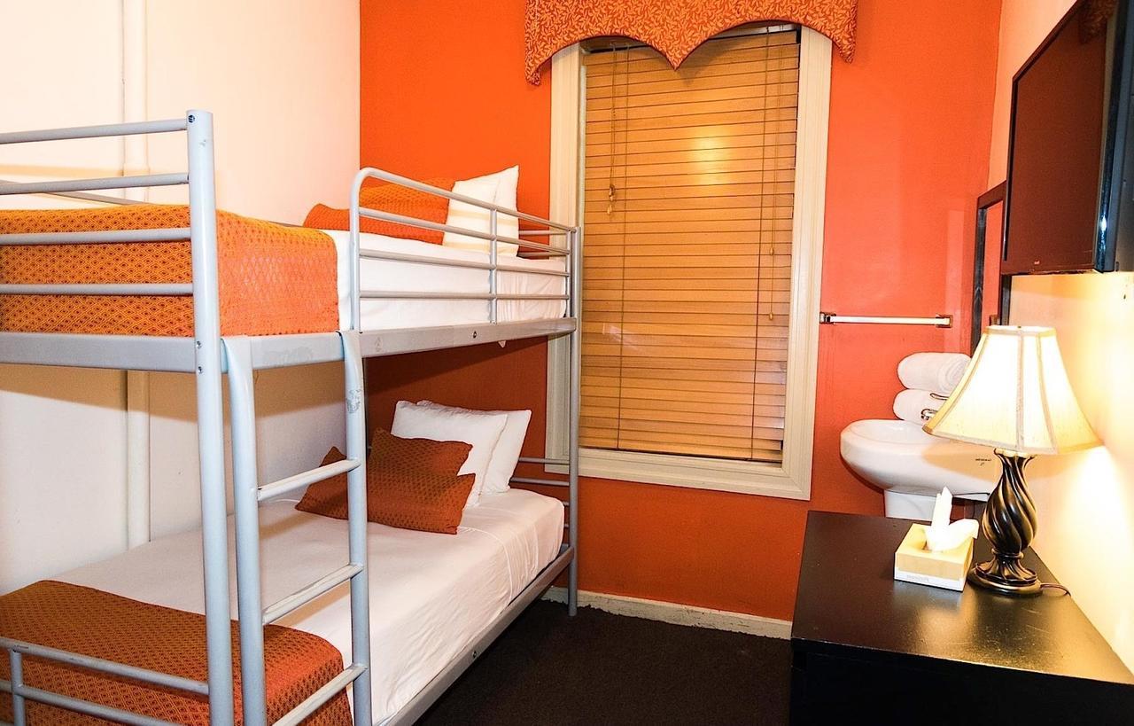 Royal Park Hostal