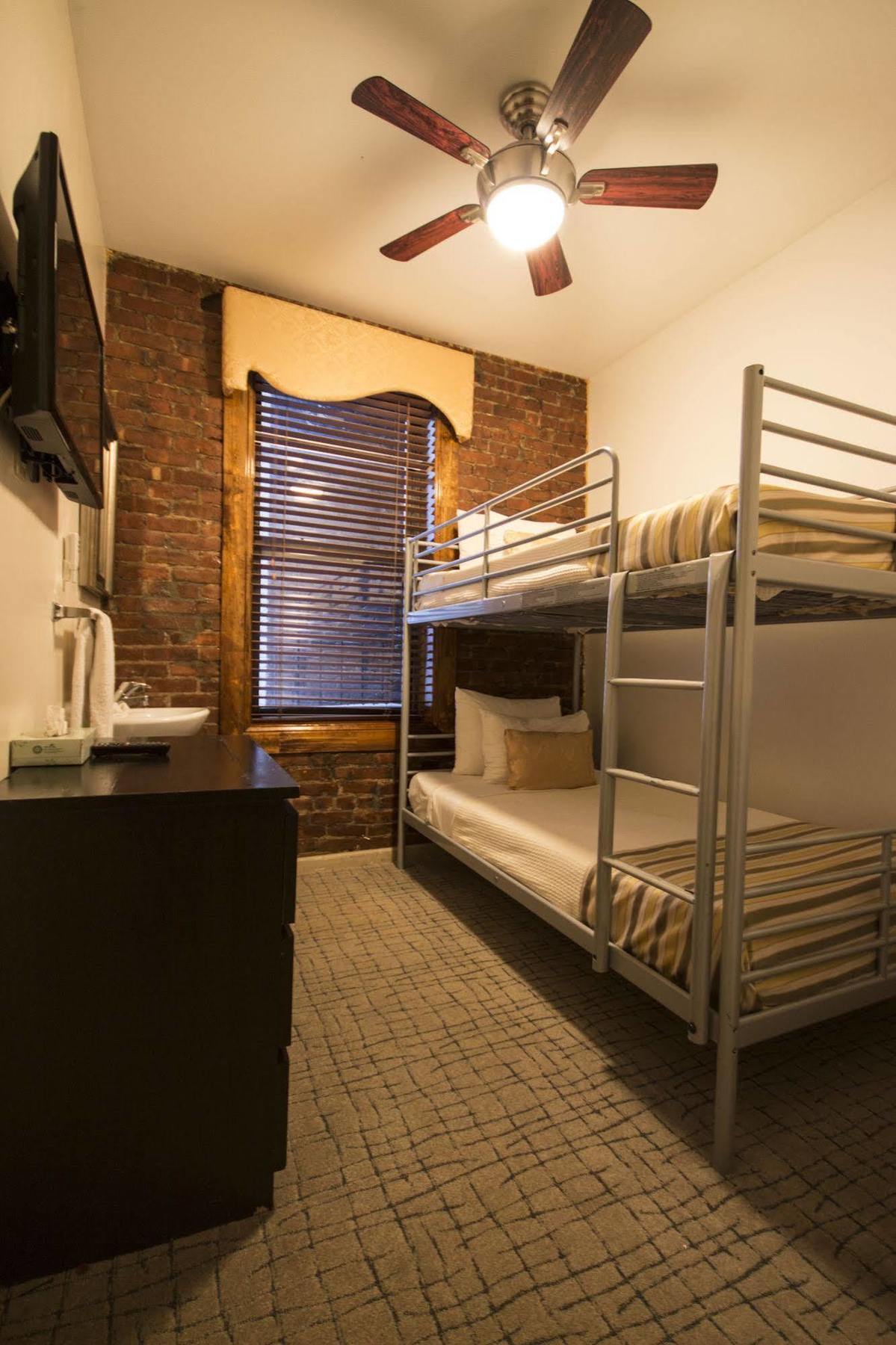 Royal Park Hostal *