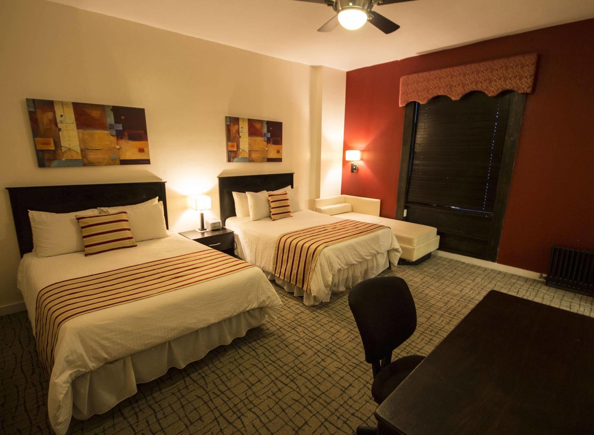 Royal Park Hostal