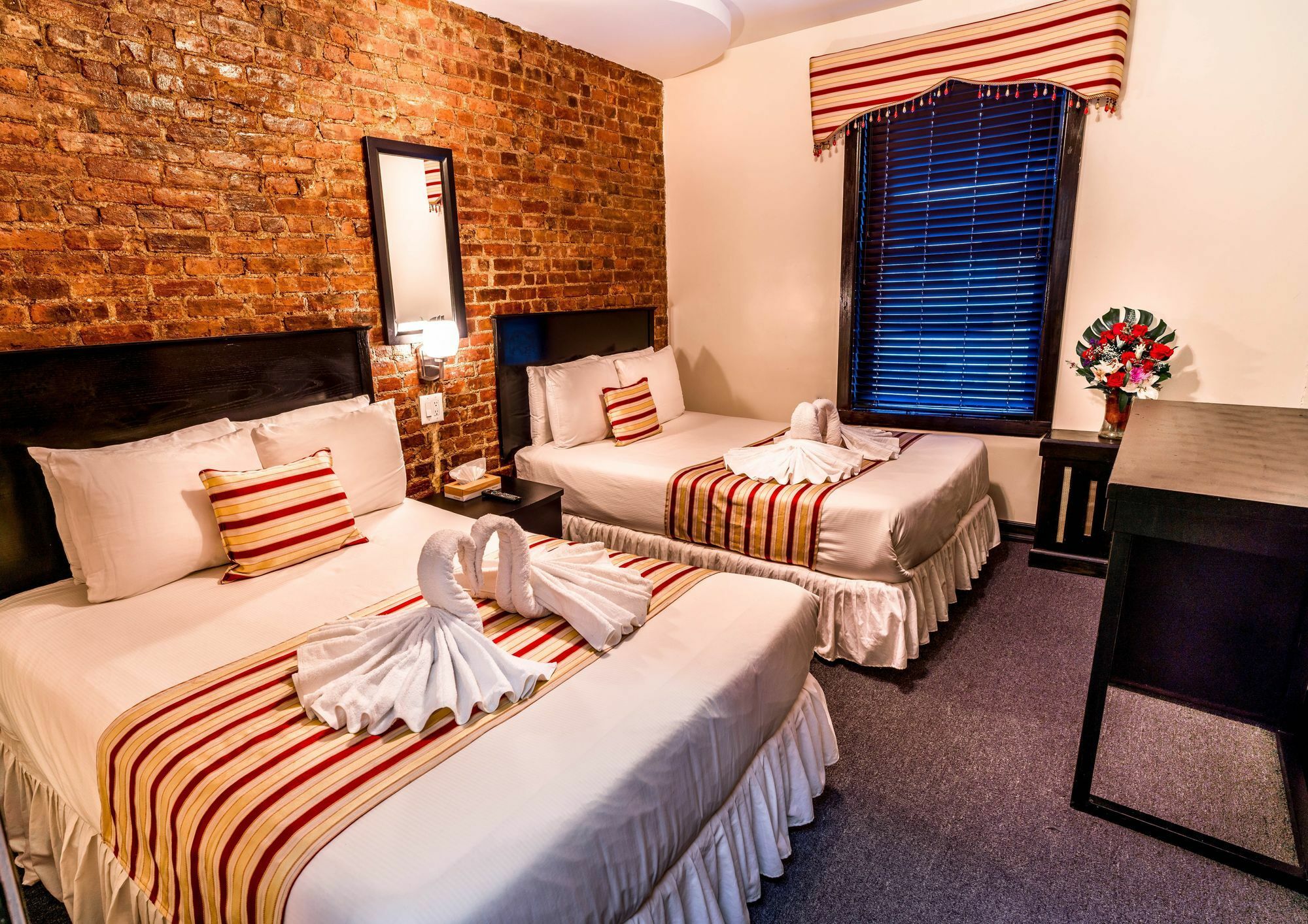 Royal Park Hostal *