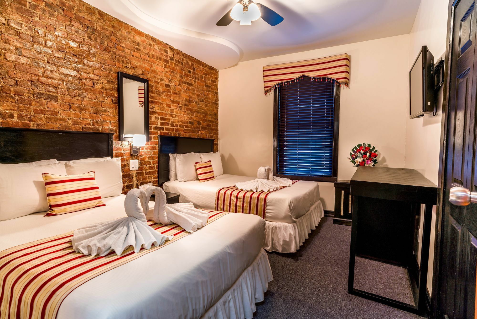 Royal Park Hostal *